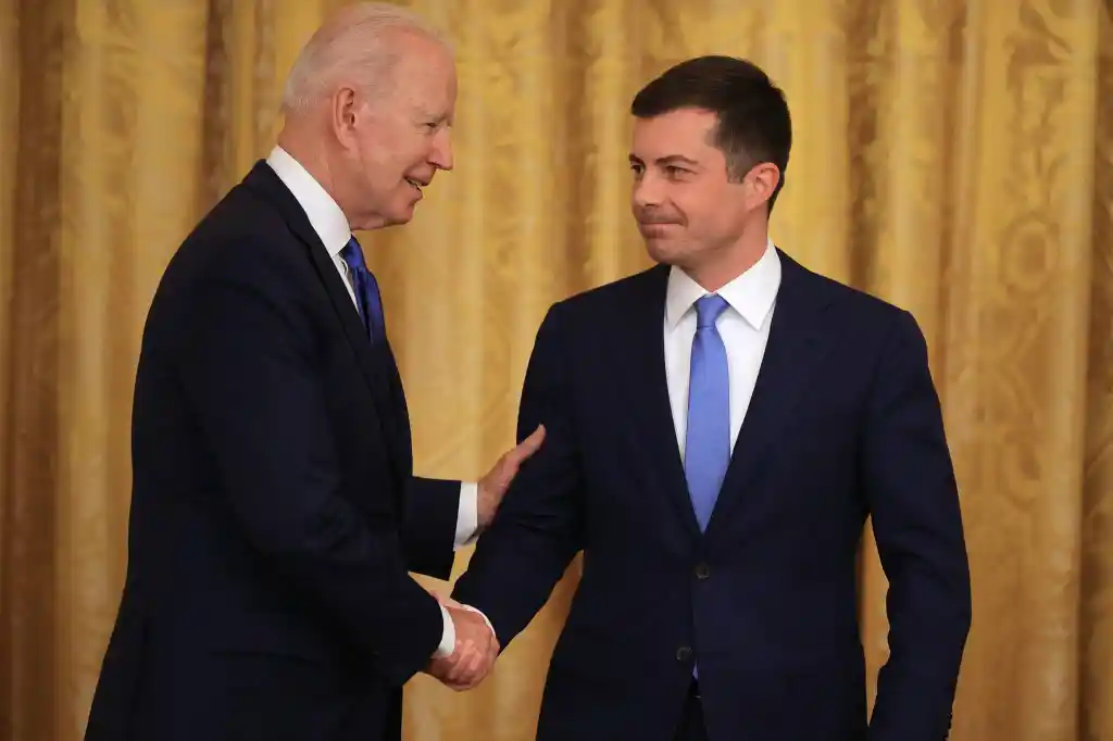 Pete Buttigieg throws shade at Trump’s 2024 running mate JD Vance on Real Time with Bill Mayer
