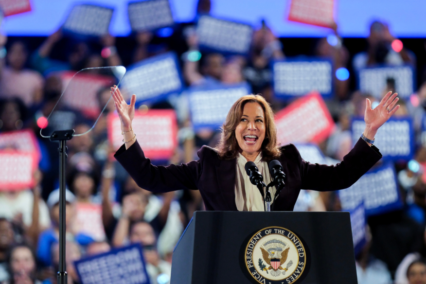 Turns out Beyoncé & Kelly weren’t the only queens at Kamala’s Houston rally & fans are GAGGED