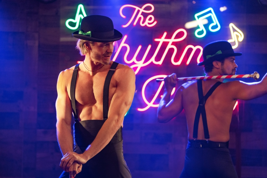 Chad Michael Murray strips down to his jingle-balls for Netflix holiday movie & the gays are feeling naughty