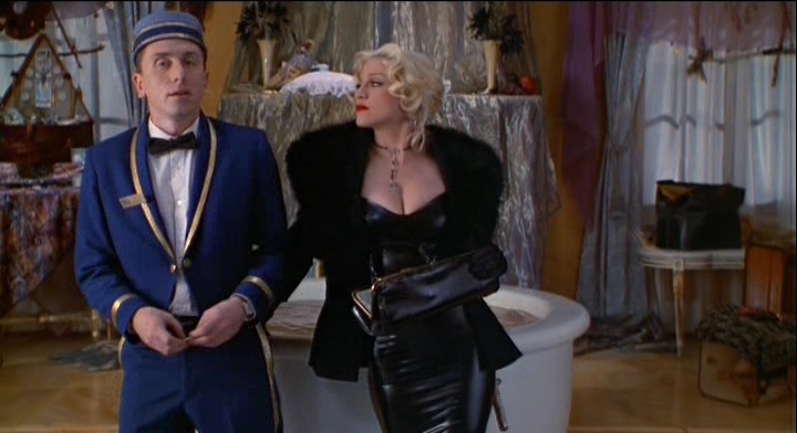 It’s a New Year’s Eve party with Madonna’s coven & swingers—but is ‘Four Rooms’ worth checking in?